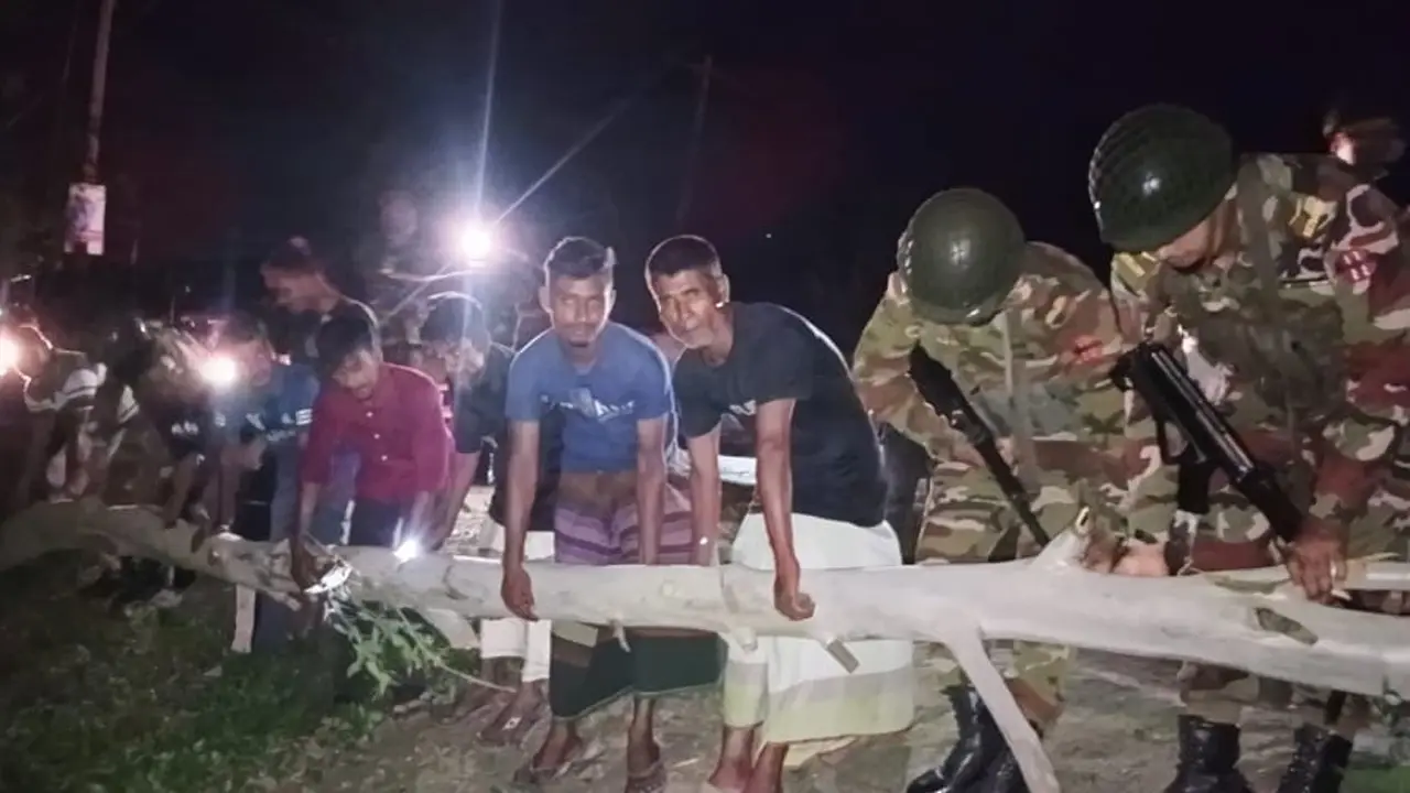 সেনাবাহিনীর সহায়তায় রাস্তায় পড়ে থাকা গাছ ও বৈদ্যুতিক খুঁটি অপসারণ