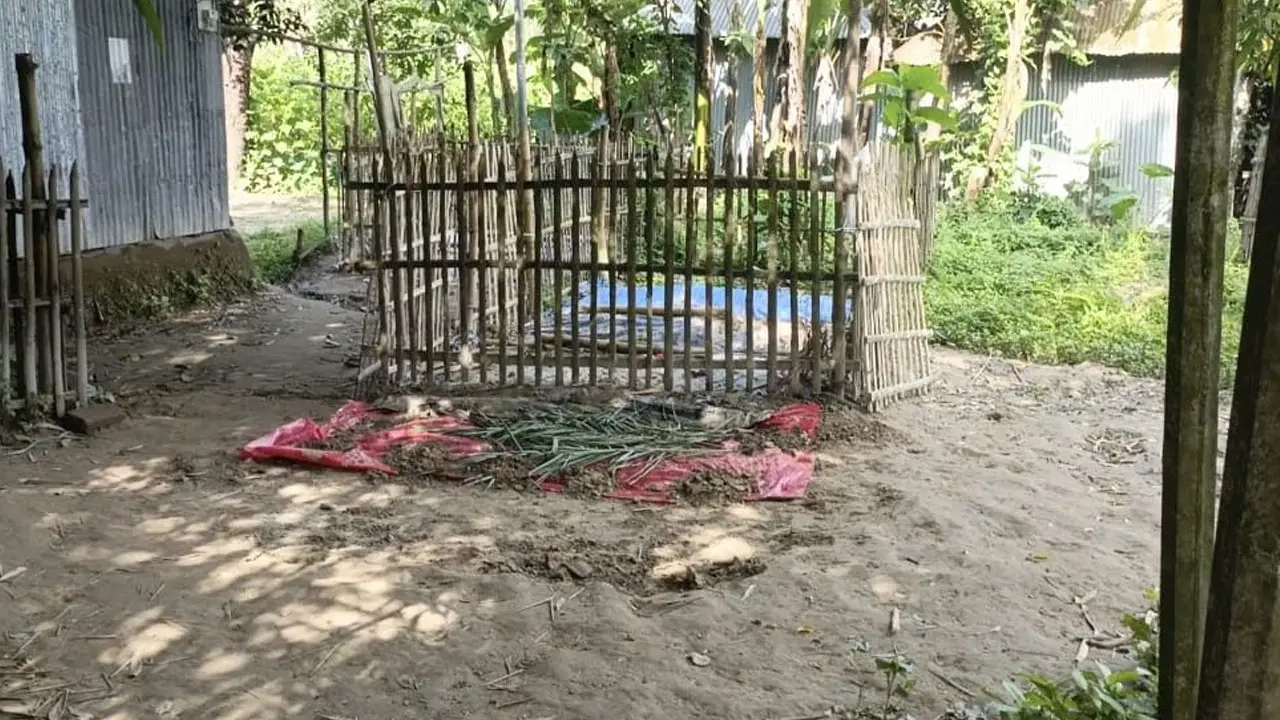 রাতের আঁধারে কবর থেকে মরদেহ তুলে বাড়ির উঠানে পুনরায় দাফন!