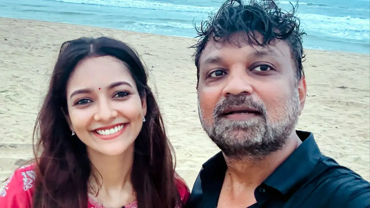 সাগরপাড়ে তরুণীর সঙ্গে সৃজিত, নেটদুনিয়ায় ছবি ভাইরাল