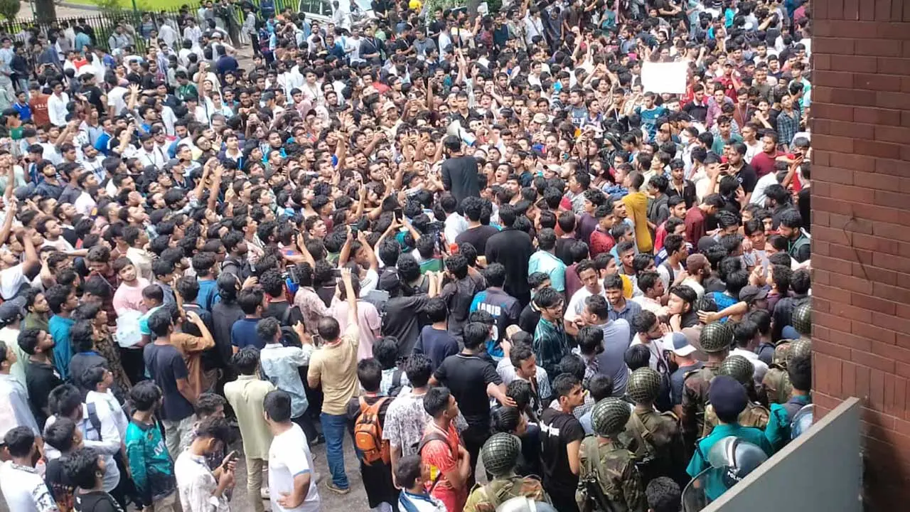 সচিবালয়ের সামনে এইচএসসি পরীক্ষার্থীরা, সব গেট বন্ধ