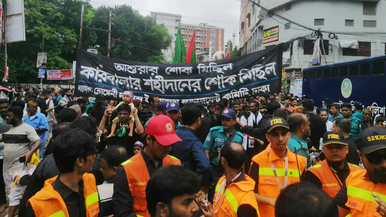 নিশ্ছিদ্র নিরাপত্তায় শুরু হয়েছে তাজিয়া মিছিল