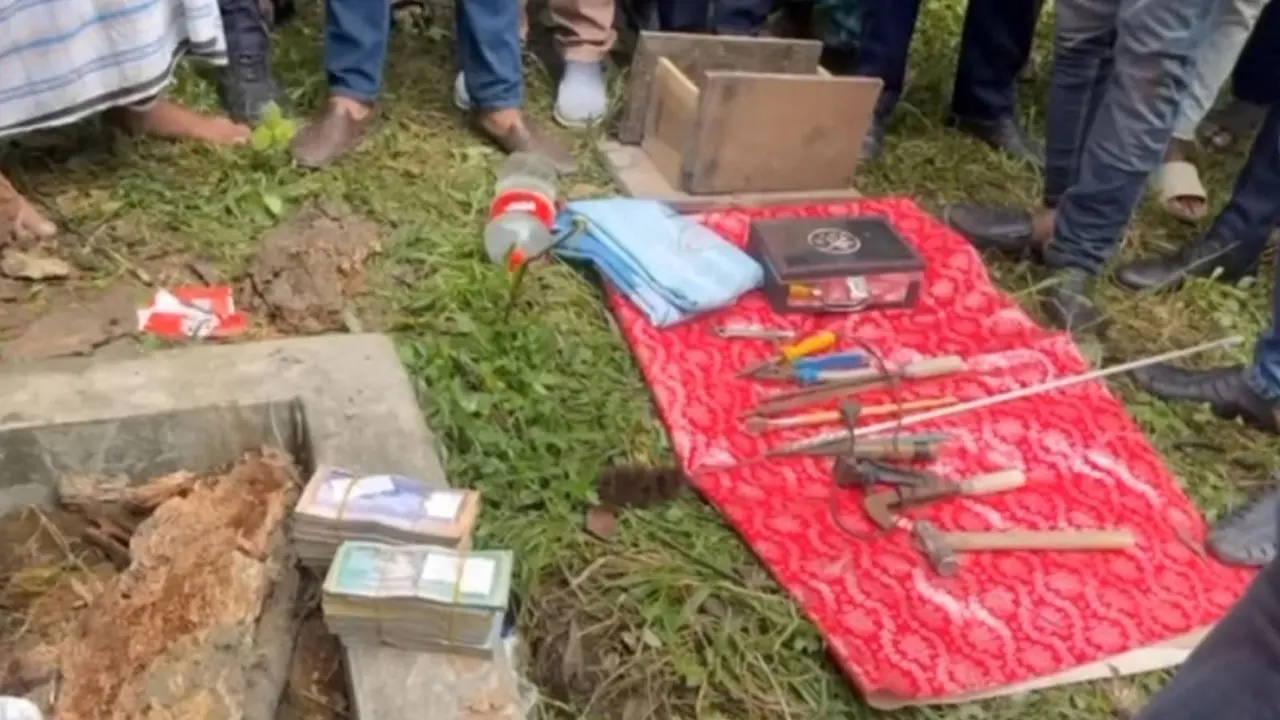আনোয়ারায় পুকুর ঘাটের নিচে মিলল অস্ত্র ও টাকা, আটক ১