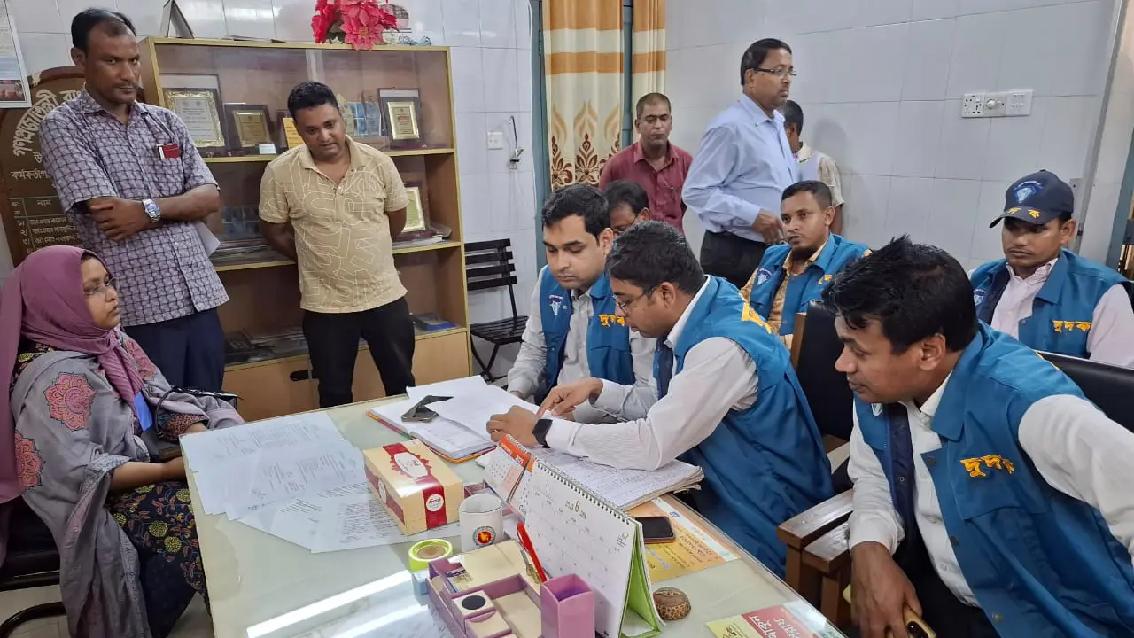 ছদ্মবেশে পীরগঞ্জ স্বাস্থ্য কমপ্লেক্সে দুদকের অভিযান, মিলেছে নানা অনিয়ম
