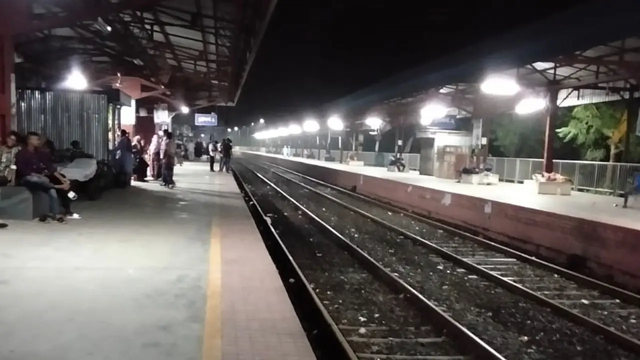 ৬ ঘণ্টা পর খুলনার সঙ্গে সারা দেশের রেল যোগাযোগ স্বাভাবিক