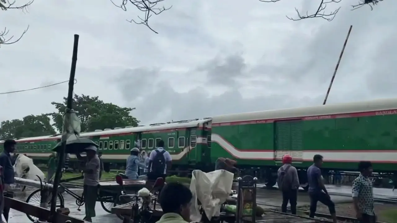 ১৫টি বগি স্টেশনে রেখেই চলে গেল ট্রেন