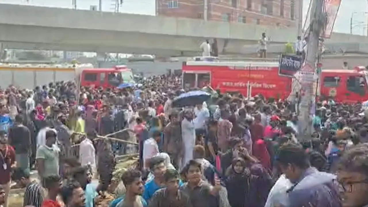 ধোঁয়া-কান্নায় আতঙ্ক, হেলিকপ্টার-অ্যাম্বুলেন্সে চলছে উদ্ধার অভিযান