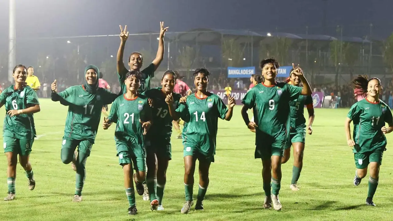 এক ম্যাচ দুই মাঠে খেলে যা বললেন দুই দলের কোচ