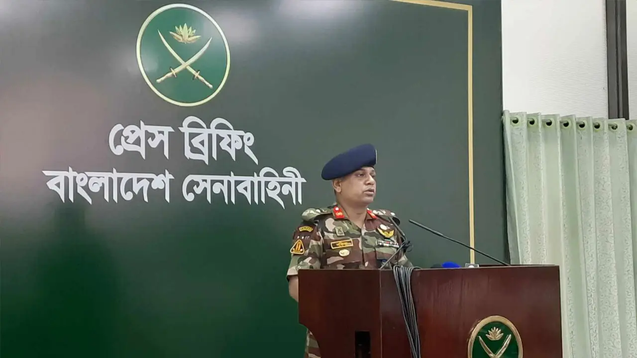 ঈদযাত্রায় অতিরিক্ত ভাড়ার ৩৫ লাখ টাকা যাত্রীদের ফেরত দিয়েছে সেনাবাহিনী