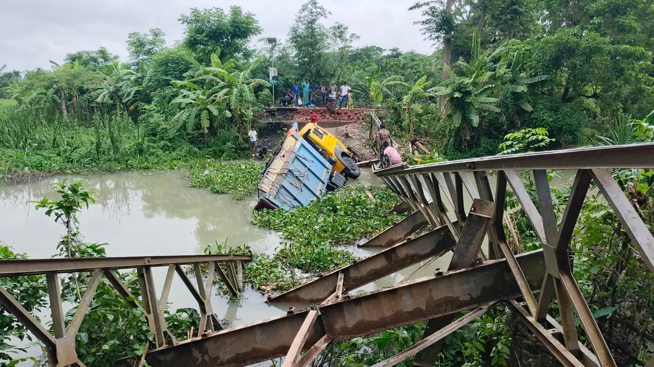 বেইলি ব্রিজ ভেঙে ট্রাক খালে : তৃতীয় দিনেও শুরু হয়নি মেরামত কাজ, ভোগান্তি