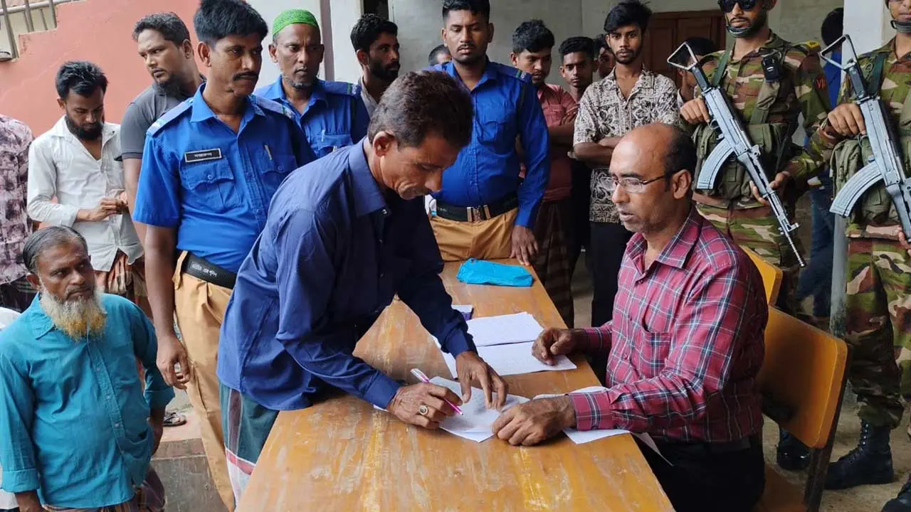 বাউফলে চাল কার্ড বিতরণে ঘুষের ২ লাখ টাকা ফেরত