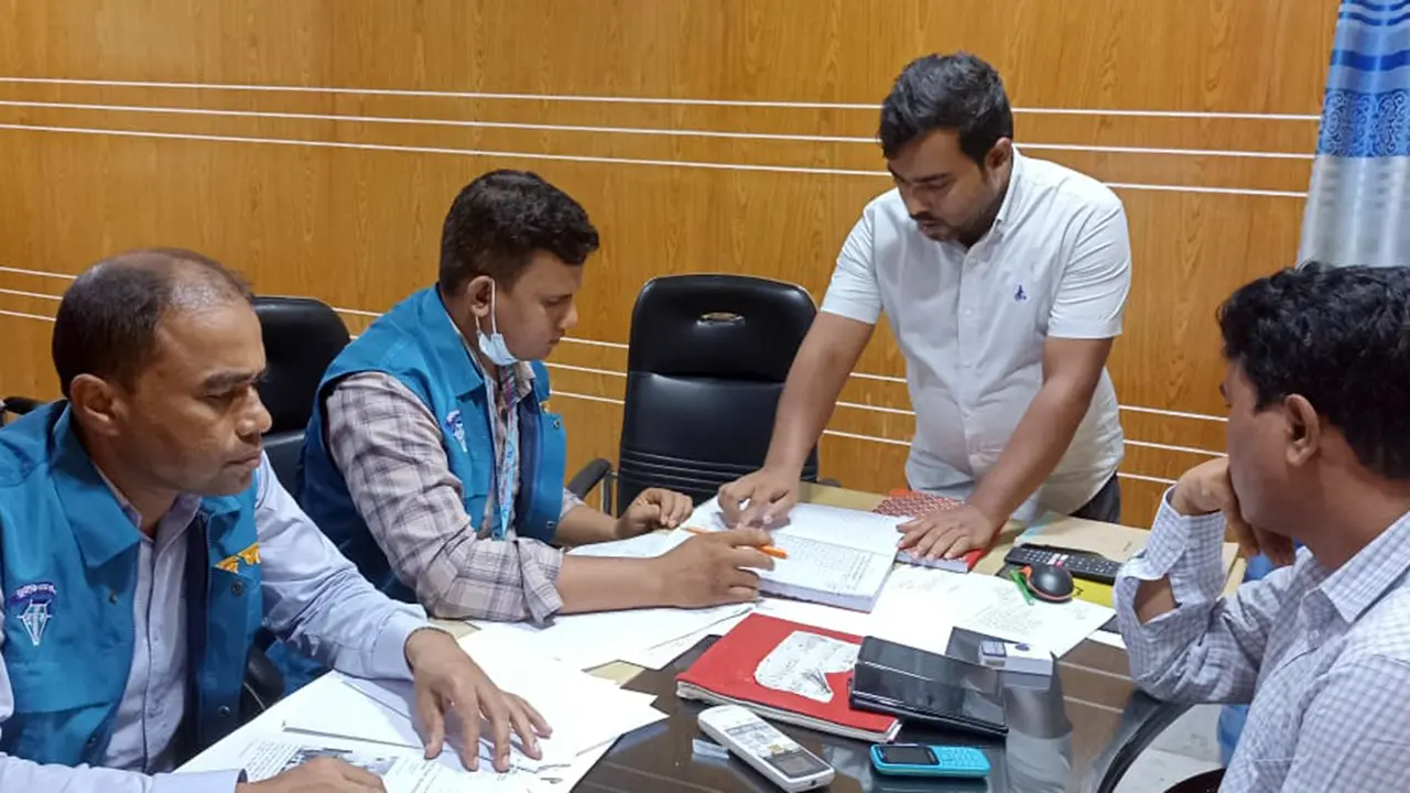 ভালুকা উপজেলা স্বাস্থ্য কমপ্লেক্সে দুদকের অভিযান, অনিয়মের প্রমাণ মিলেছে