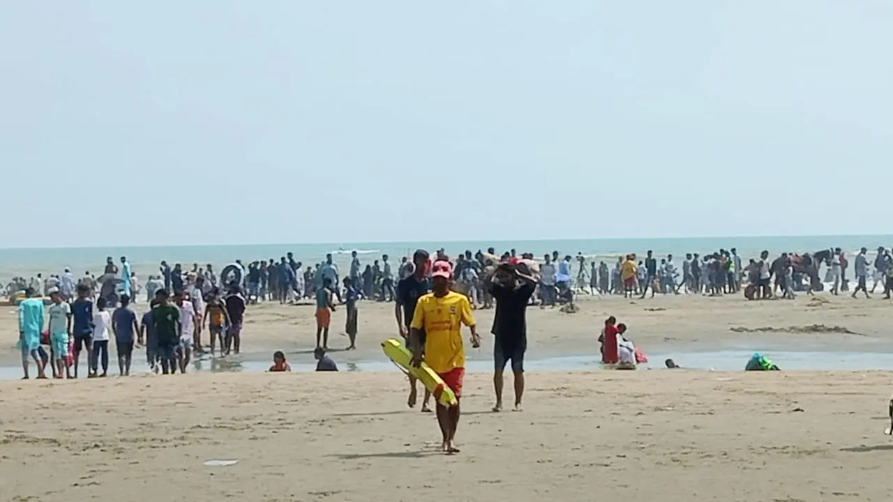 ঈদের ছুটিতে কক্সবাজার সৈকতে পর্যটকের ঢল
