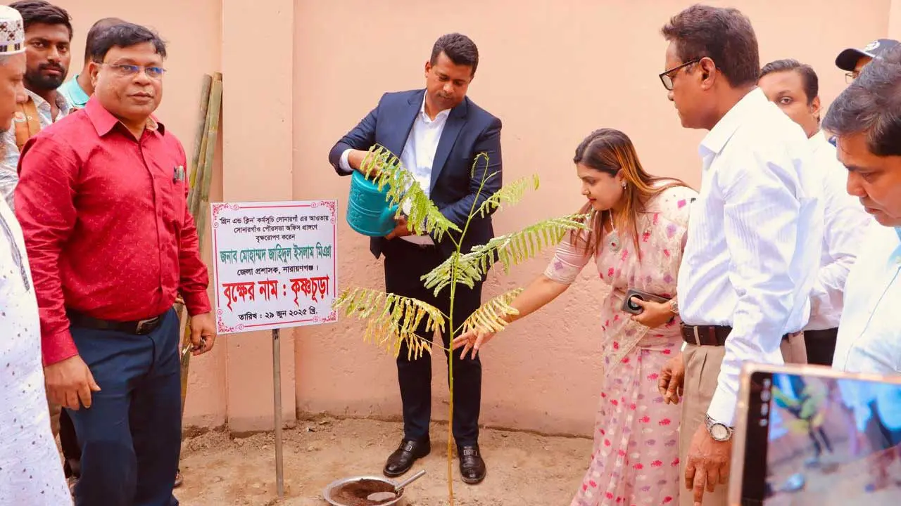 সোনারগাঁয়ে ১০ হাজার বৃক্ষ রোপন করলেন ডিসি