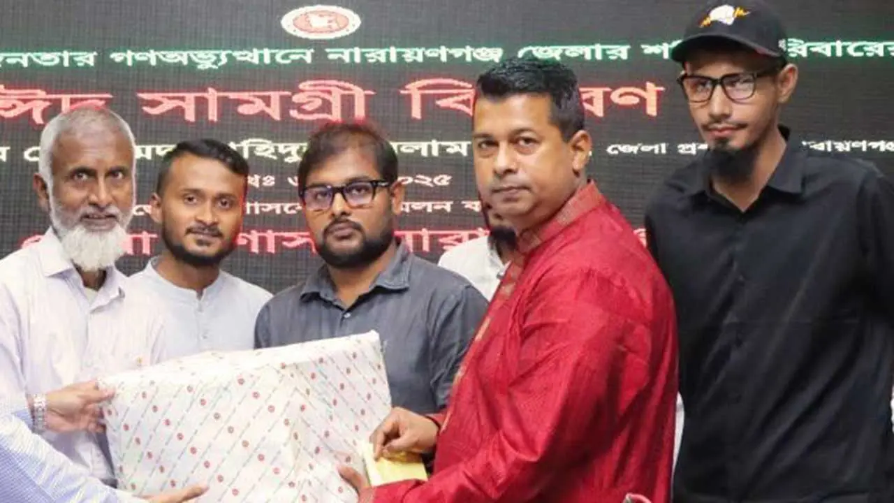 যেকোনো প্রয়োজনে শহীদ পরিবারের পাশে আছি : ডিসি নারায়ণগঞ্জ