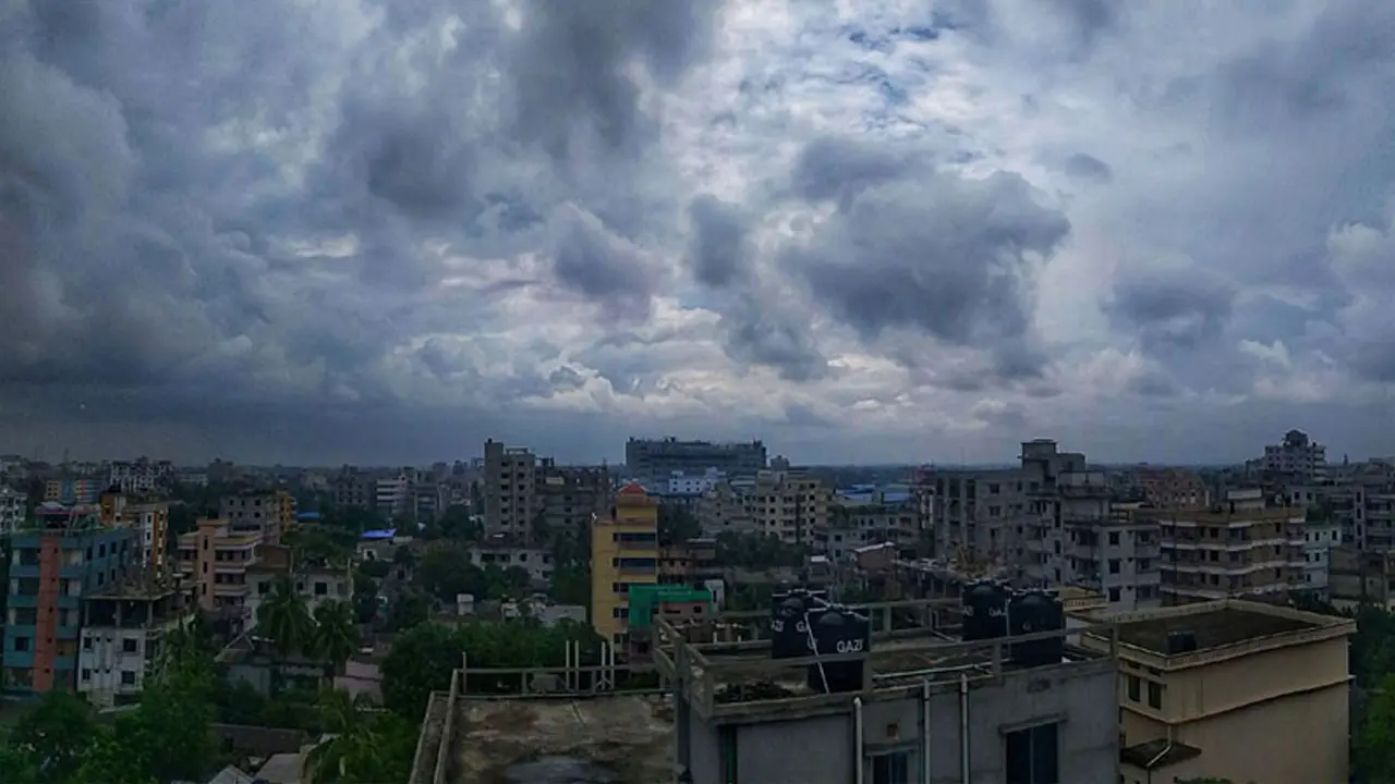 মেঘলা আকাশে কিছুটা কমবে ঢাকার গরম, আবহাওয়া থাকবে শুষ্ক