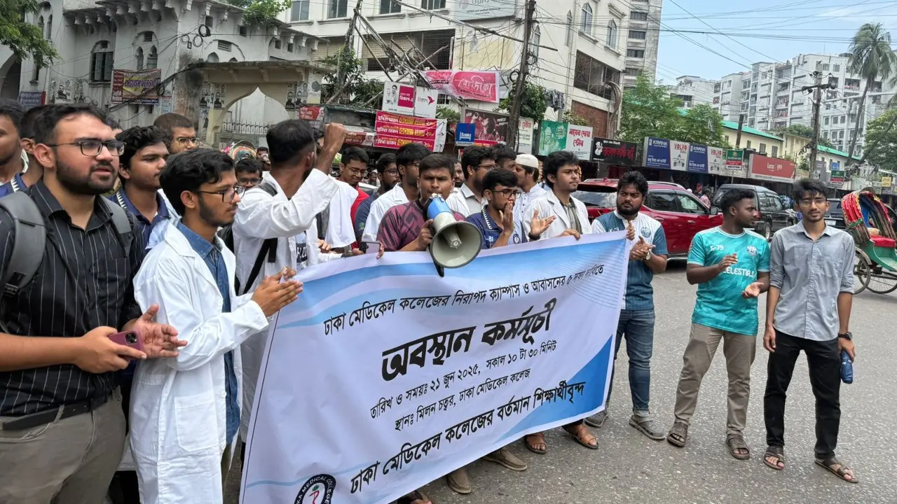 দাবি আদায় না হওয়া পর্যন্ত আন্দোলন চালিয়ে যাবেন ঢামেক শিক্ষার্থীরা