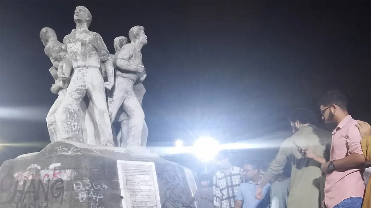 ঢাবির রাজু ভাস্কর্যের পাদদেশে ককটেল বিস্ফোরণ