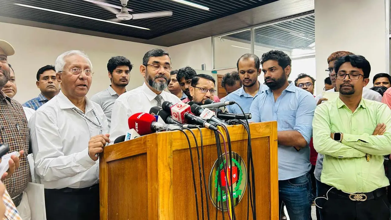 সংসদ নির্বাচন থেকে উঠে যাচ্ছে পোস্টার : ইসি