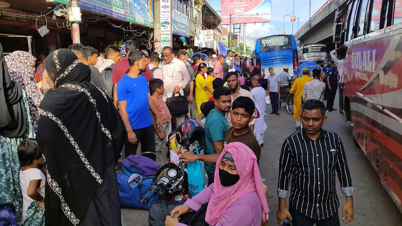 ঢাকা-চট্টগ্রাম মহাসড়কে পরিবহন সংকটে যাত্রীদের ভোগান্তি