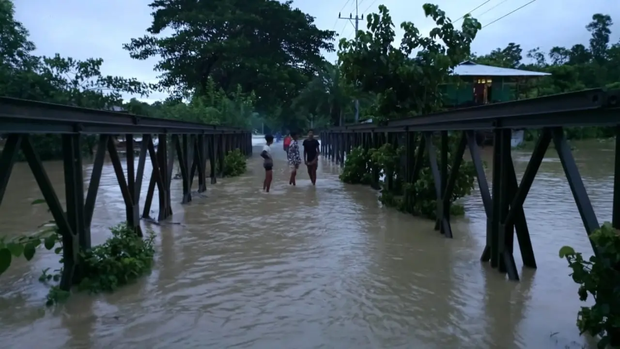 টানা বৃষ্টিতে পানির নিচে খাগড়াছড়ি-লংগদু সড়ক, যোগাযোগ বিচ্ছিন্ন