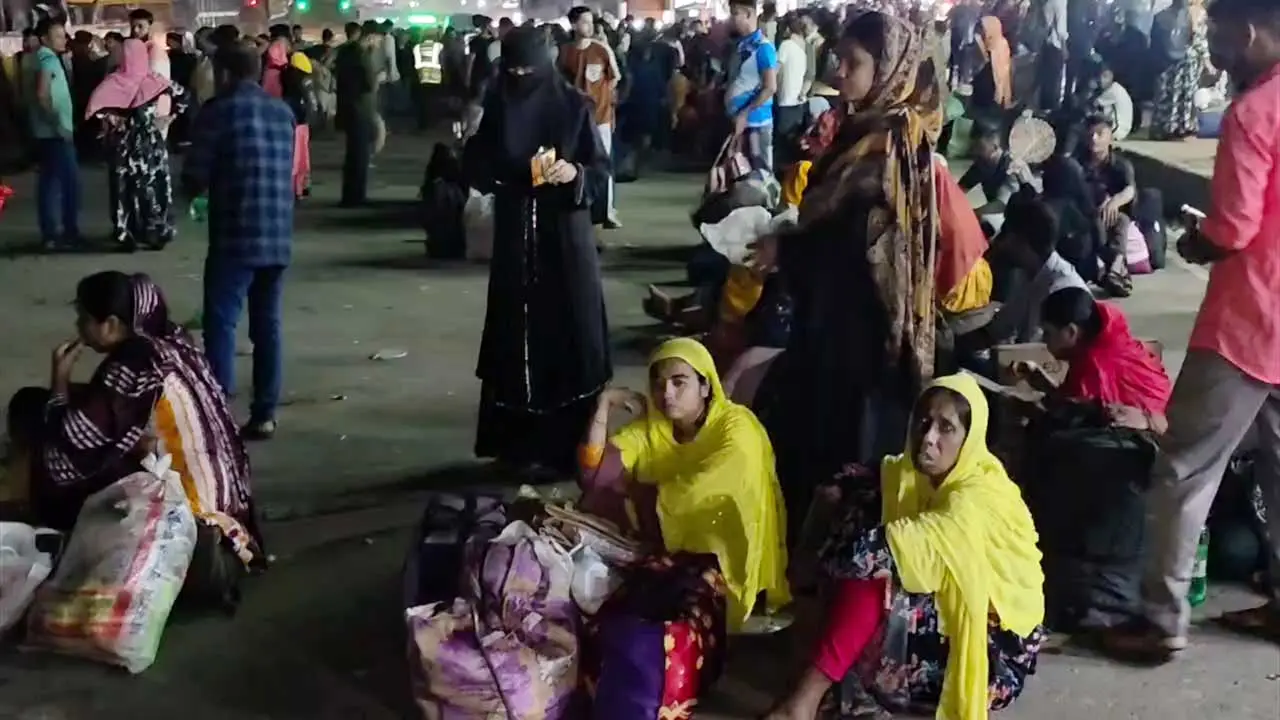 চন্দ্রায় ঘরমুখো যাত্রীদের ঢল, পরিবহন সংকটে ভোগান্তি