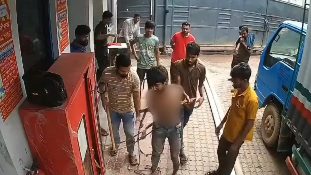 কোনাবাড়ীতে শ্রমিককে রশি দিয়ে বেঁধে পিটিয়ে হত্যা, ভিডিও ভাইরাল