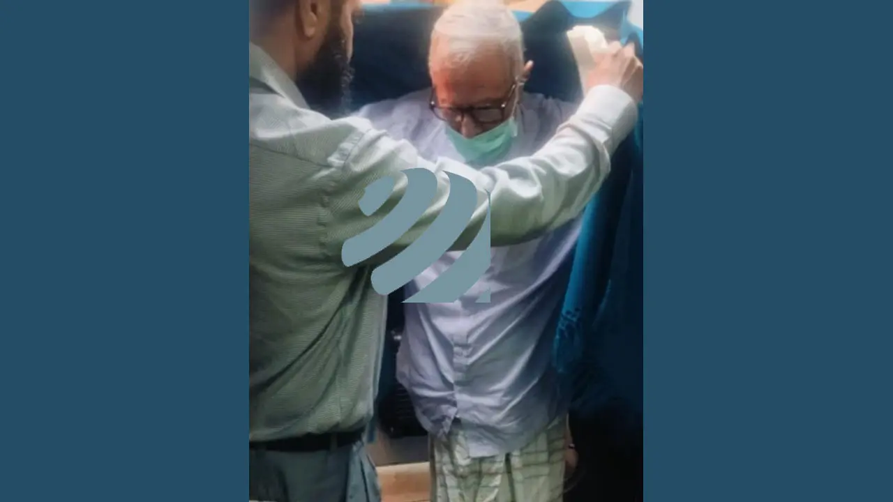 গভীর রাতে দেশে ফিরেছেন আবদুল হামিদ, হুইল চেয়ারে আনা হয়েছে ইমিগ্রেশনে