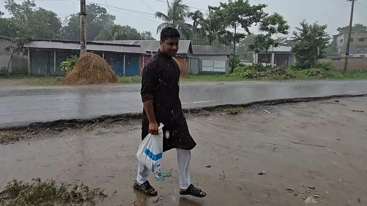বৃষ্টিতে ভিজে শহীদ ও আহতদের পরিবারে কোরবানির মাংস পৌঁছে দিলেন হাসনাত