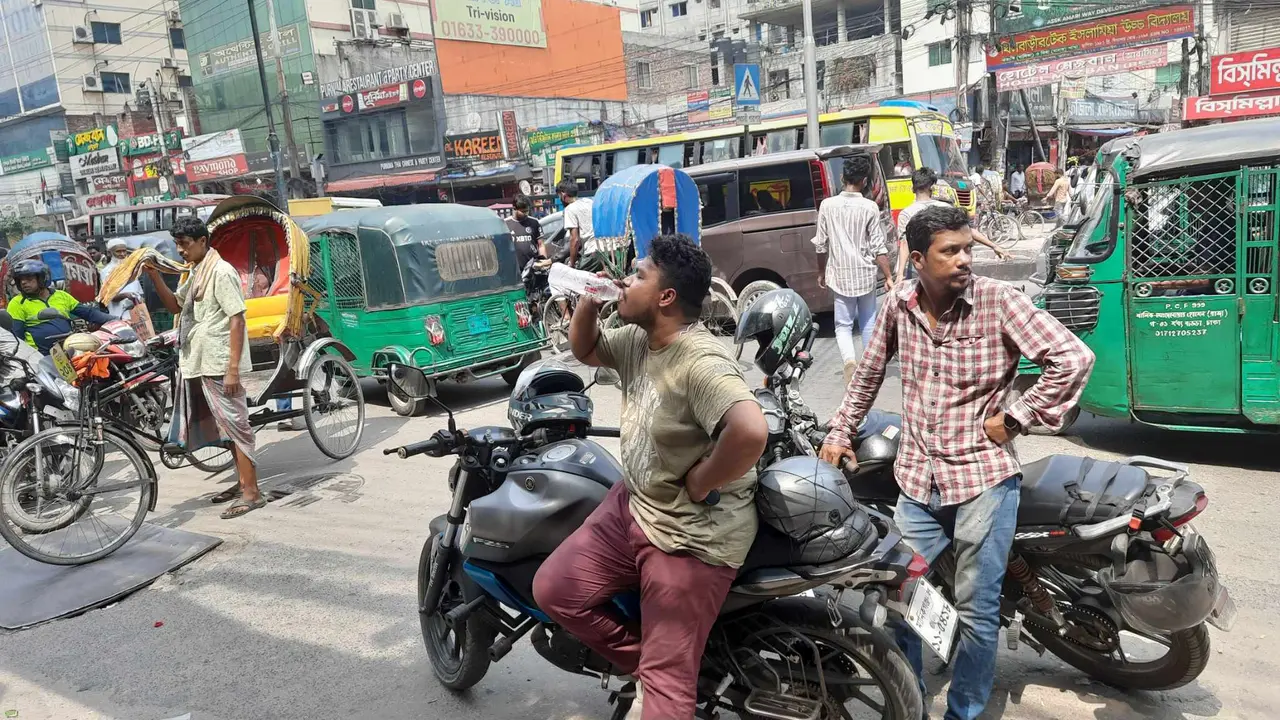 গরমে হাঁসফাঁস, ঢাকায় তাপমাত্রা ছুঁয়েছে ৩৫ ডিগ্রি সেলসিয়াস
