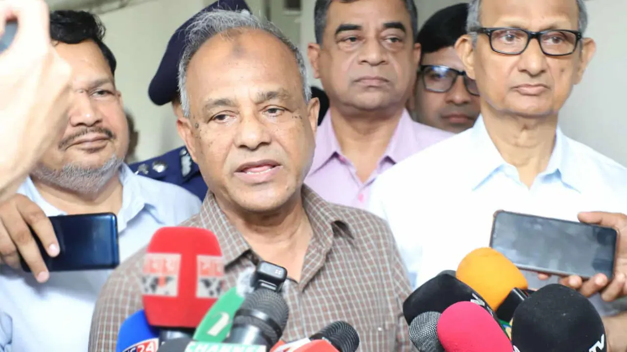 রং-চং দিয়ে ফিটনেসবিহীন কোনো গাড়ি চলতে দেওয়া হবে না : উপদেষ্টা