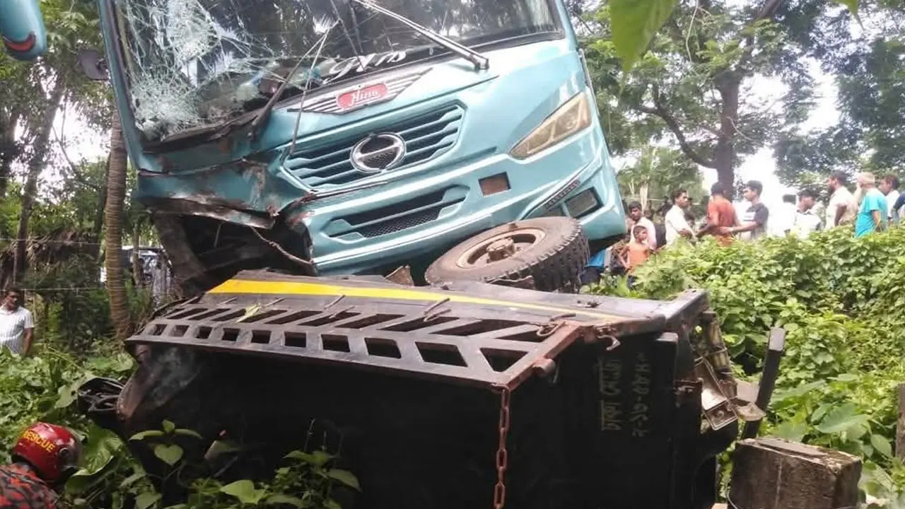 ঝালকাঠিতে বাস-পিকআপ সংঘর্ষে দুই চালক নিহত