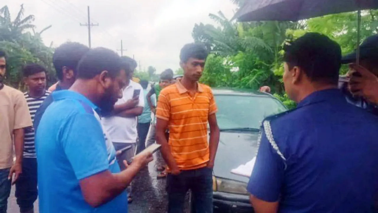 প্রাইভেটকার থামিয়ে অর্ধকোটি টাকা ছিনতাইয়ের অভিযোগ