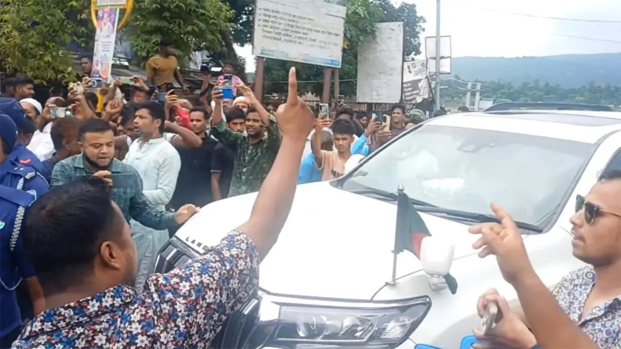 দুই উপদেষ্টার গাড়িবহর আটকে বিক্ষোভ, ১৫৯ জনের বিরুদ্ধে মামলা