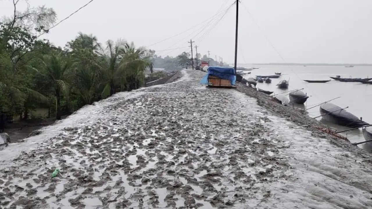 সাতক্ষীরায় টানা বৃষ্টিতে জনজীবন বিপর্যস্ত, গাবুরায় দুর্ভোগের শেষ নেই