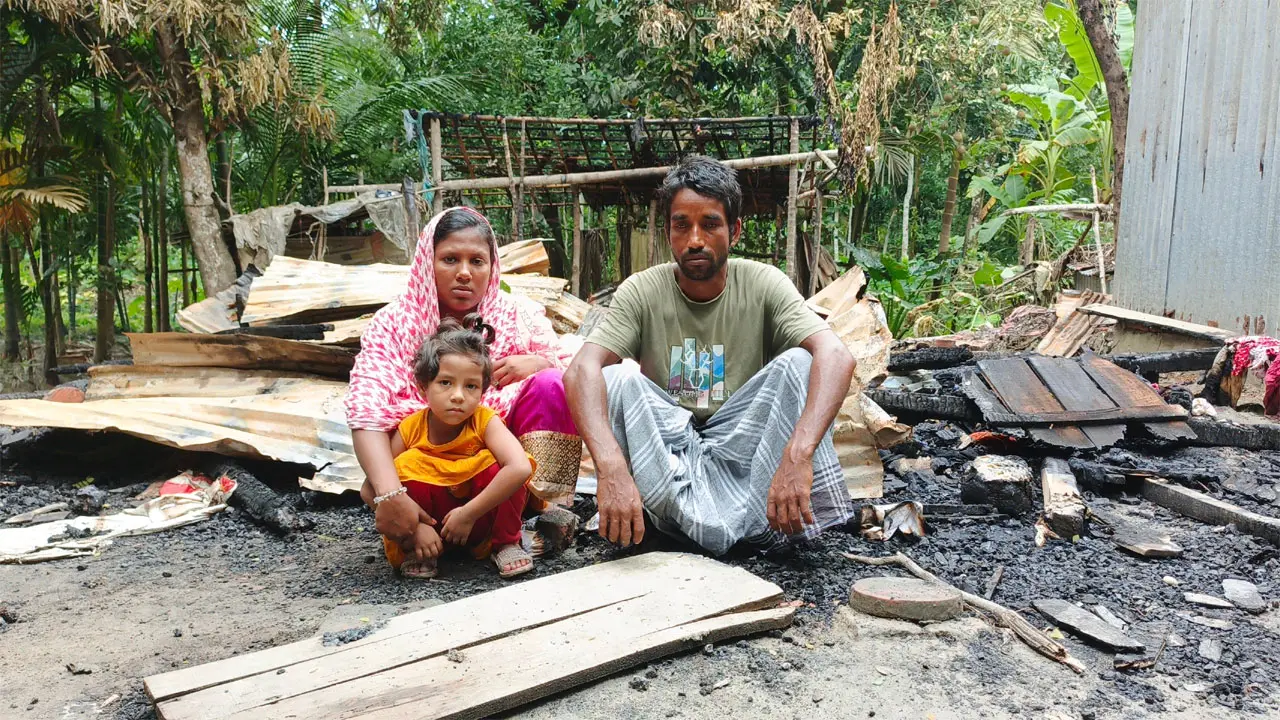 অগ্নিকাণ্ডে ছাই বসতভিটা, পরিবার নিয়ে খোলা আকাশের নিচে দিনমজুর আমজেদ