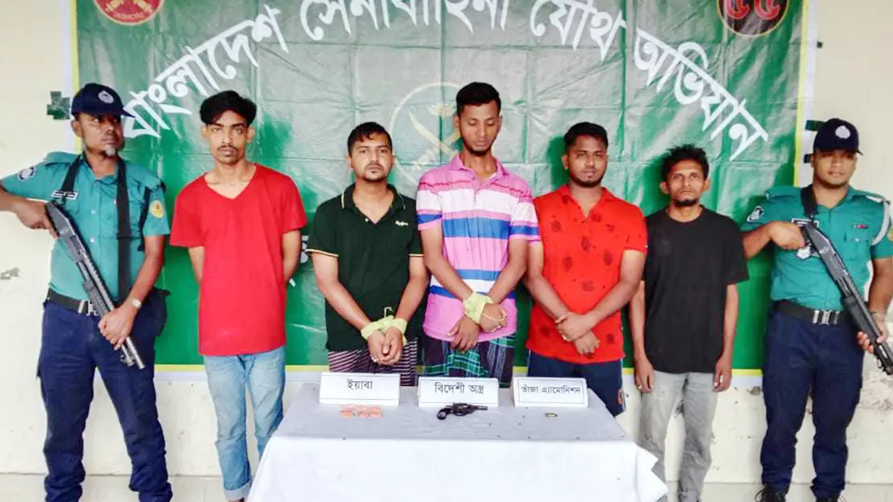 খুলনায় যৌথ বাহিনীর অভিযানে অস্ত্র-গুলিসহ আটক ৫