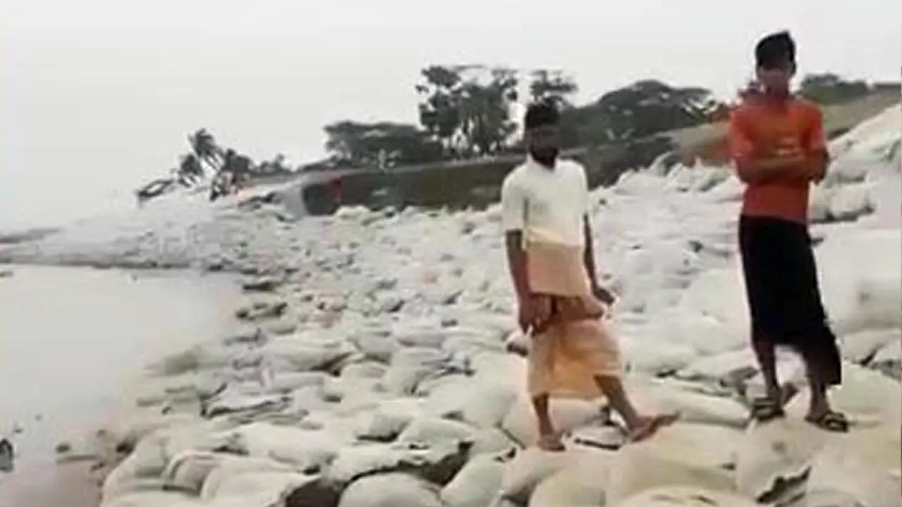 ট্রলারডুবি : মেঘনায় ভেসে এলো রোহিঙ্গা নারীর মরদেহ