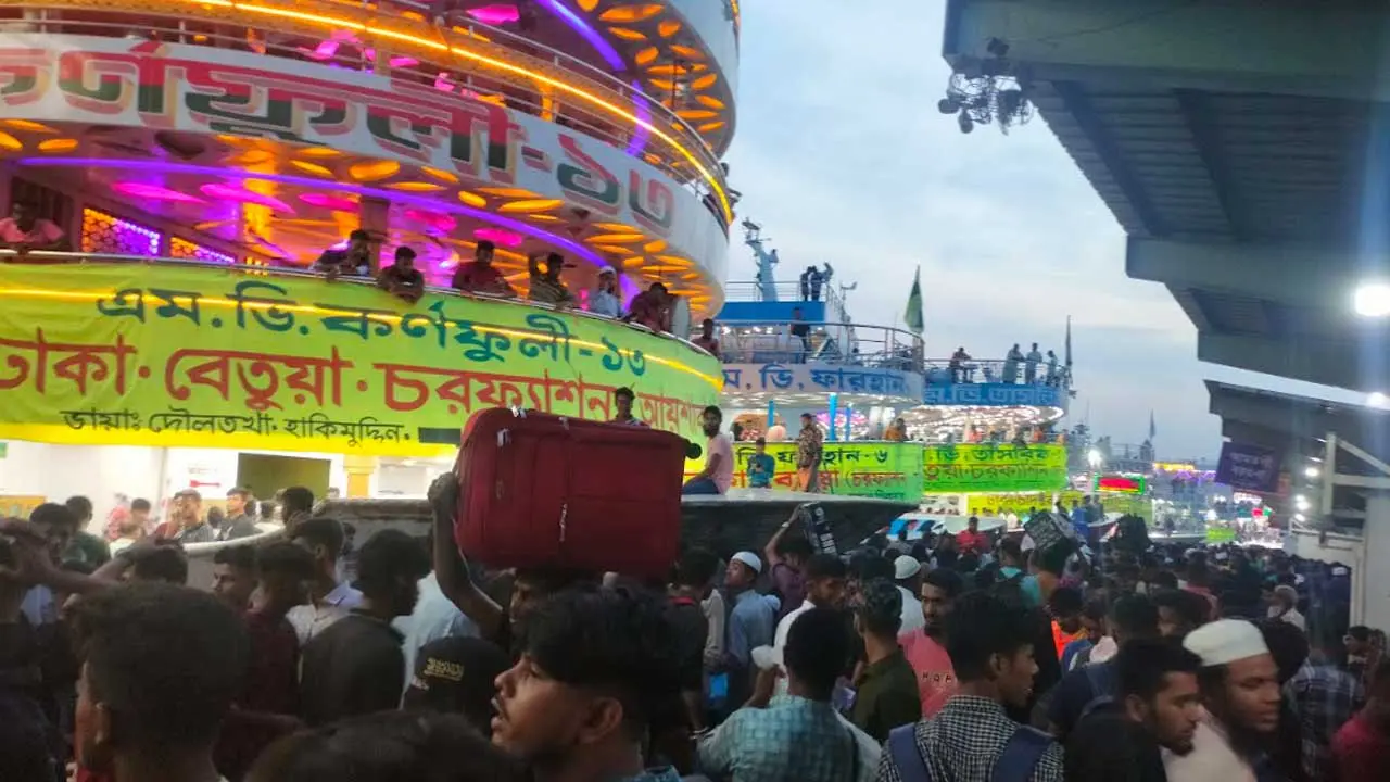 লঞ্চে বেড়েছে যাত্রীর চাপ