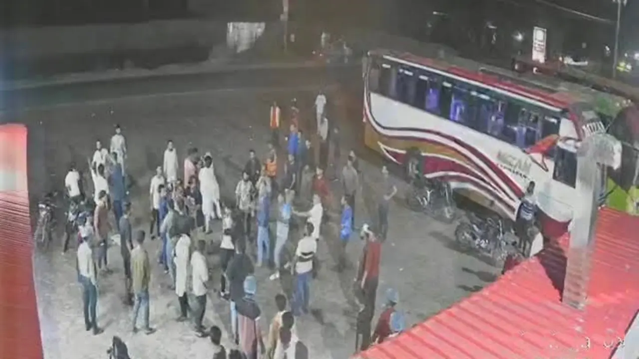 জুলাই শহীদদের বাড়িতে ফল দিয়ে ফেরার পথে বৈষম্যবিরোধী নেতাদের ওপর হামলা