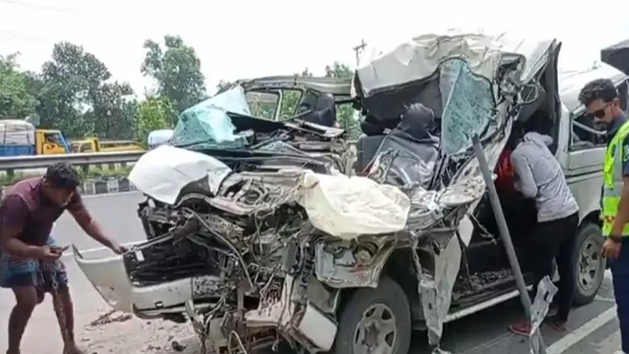 ঈদের ছুটিতে হলো না বাড়ি ফেরা, সড়কে প্রাণ গেল বাবা ও ২ ছেলের