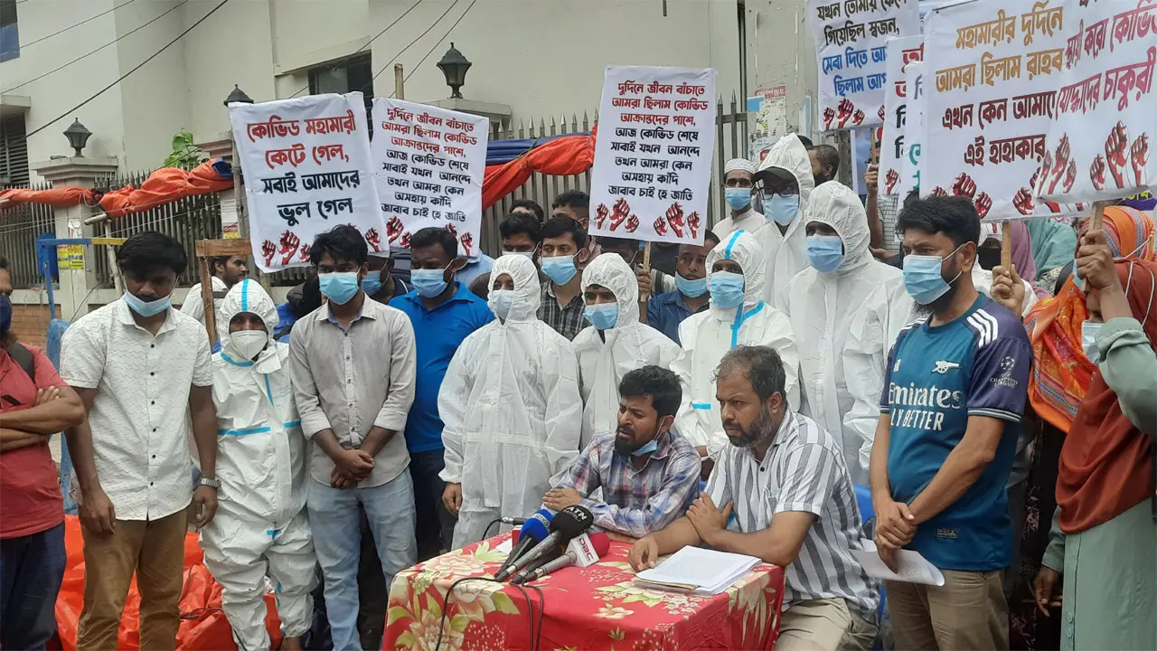 চাকরি স্থায়ীকরণ ও বকেয়া বেতনের দাবিতে ইআরপিপি কর্মীদের অবস্থান