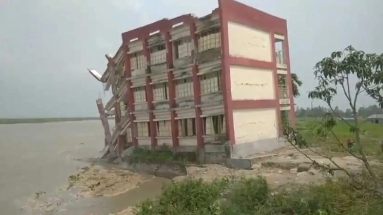 চোখের পলকেই যমুনায় ডুবে গেল তিনতলা প্রাথমিক বিদ্যালয়