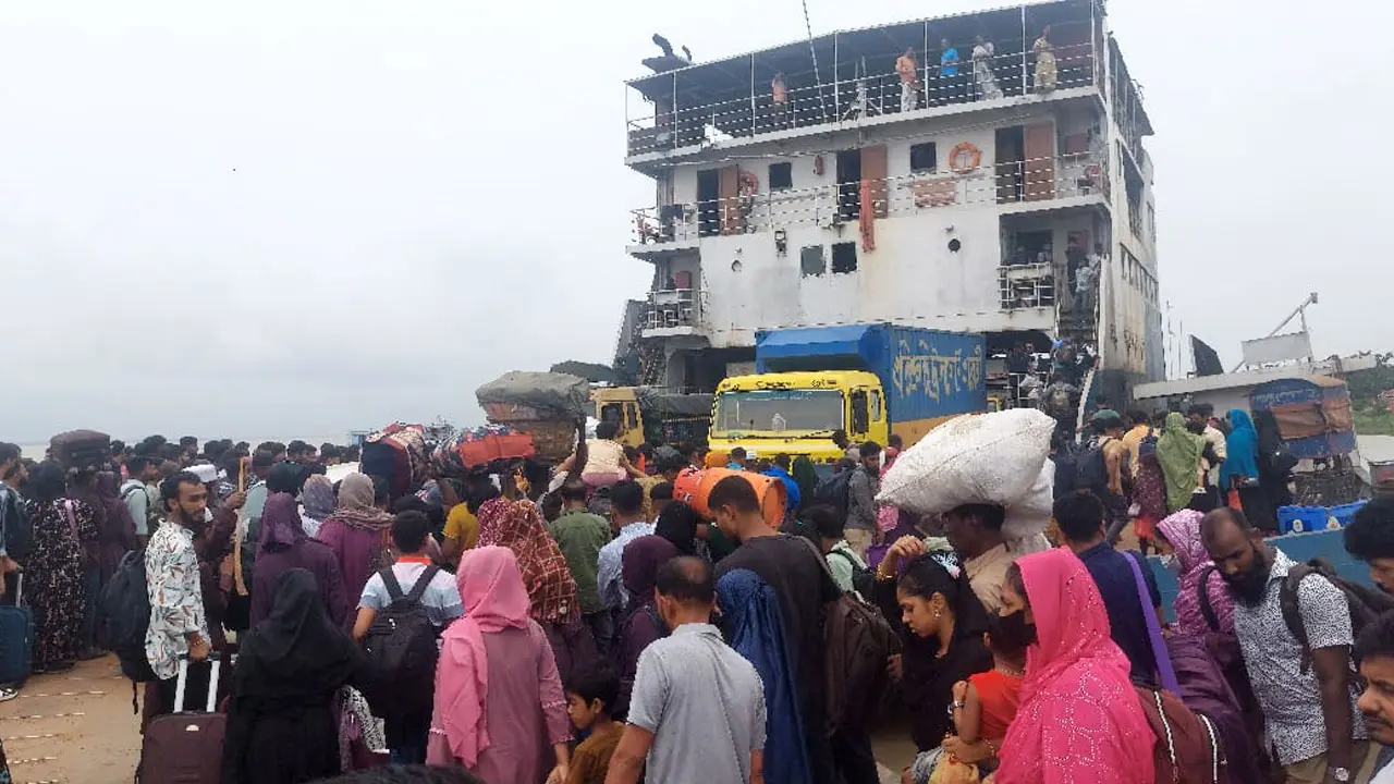 পাটুরিয়ায় ঘরমুখো মানুষের ঢল