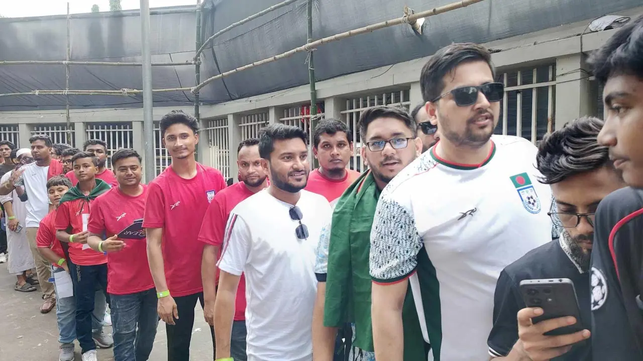 ‘অনলাইনে’ টিকিট না পেয়েও গ্যালারিতে