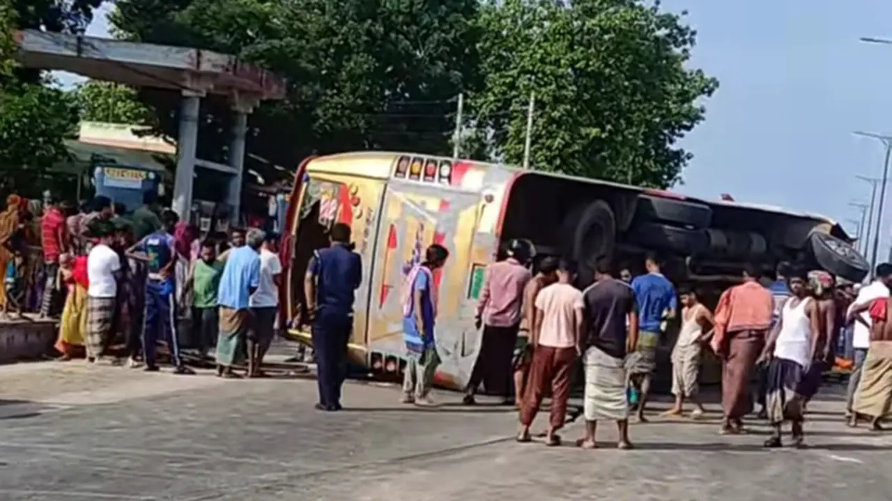 ‘চালক ঘুমিয়ে পড়ায়’ বাস উল্টে হেলপার নিহত, আহত ১৯ যাত্রী