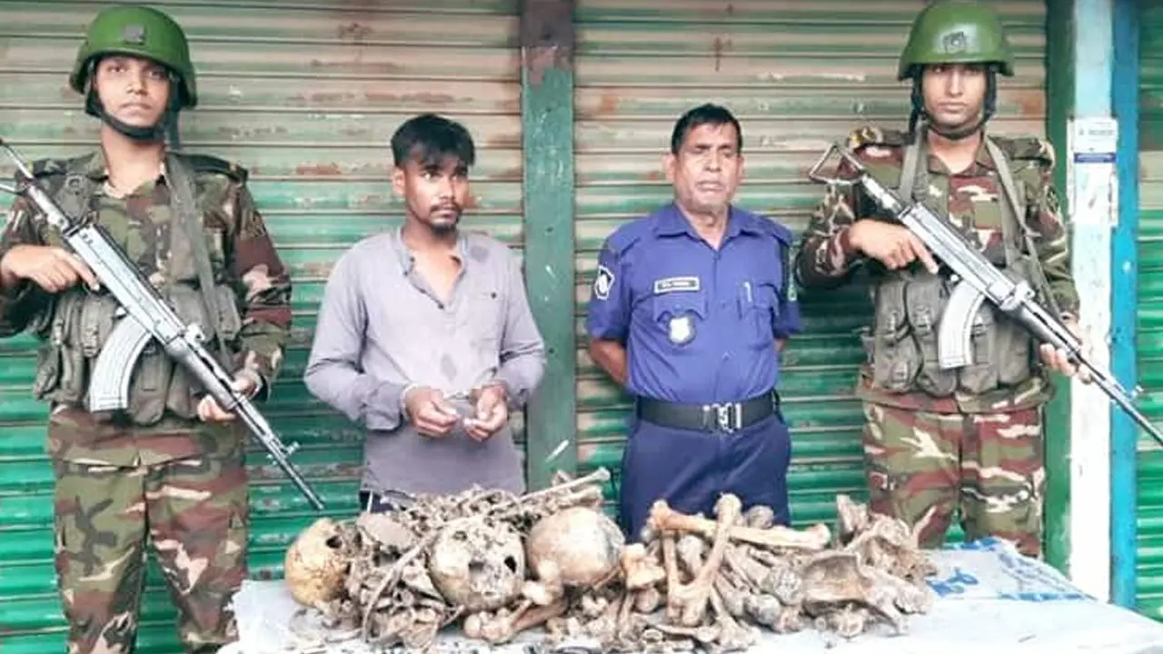 স্কুলব্যাগে মানুষের কঙ্কাল নিয়ে ঢাকা যাচ্ছিলেন যুবক, পথে আটক