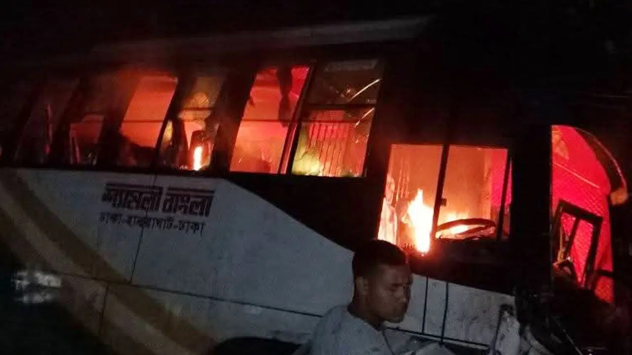 ময়মনসিংহে বাসের ধাক্কায় নিহত ৬, বাসে আগুন 