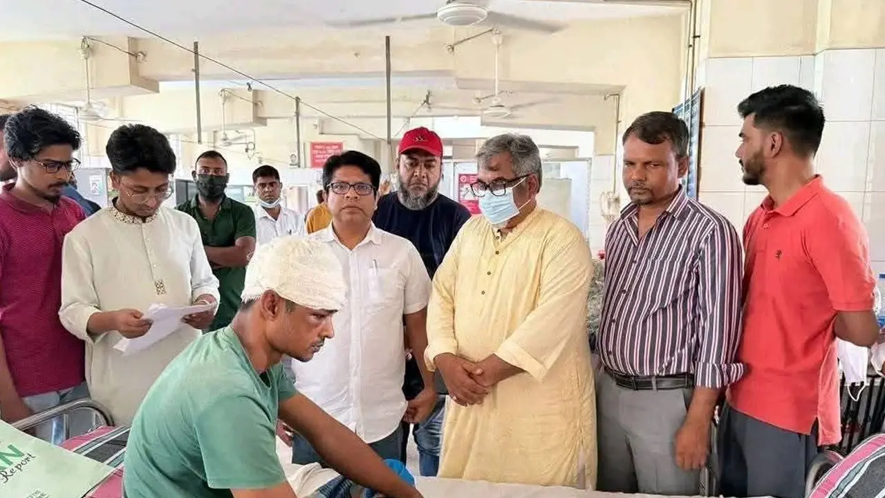 আহত ছাত্রদল নেতার পাশে প্রিন্স, হামলাকারীরা গ্রেপ্তার না হওয়ায় উদ্বেগ