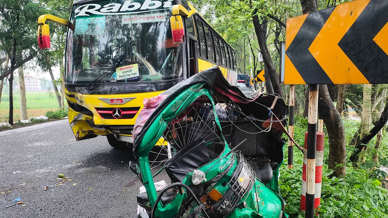 বাসের সঙ্গে সংঘর্ষে অটোরিকশার ৪ যাত্রী নিহত