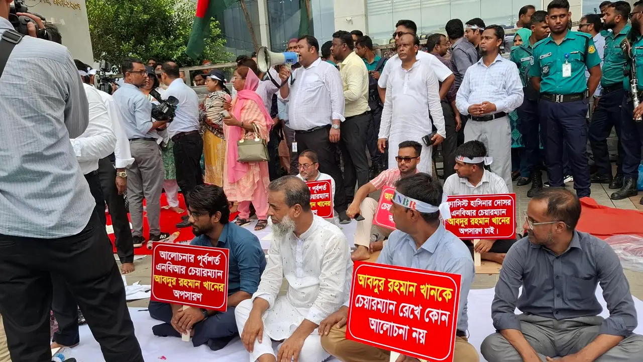 ‘দফা এক দাবি এক, চেয়ারম্যানের পদত্যাগ’, এনবিআরে আজও চলছে শাটডাউন